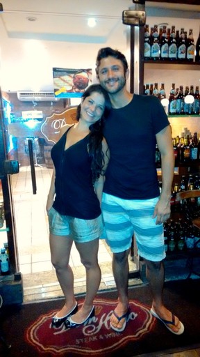 Samara Felippo e o namorado em restaurante na Zona Oeste do Rio (Foto: Delson Silva/ Ag. News)