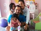 Após operar a vesícula, Luciano posta foto com a mulher e filhas