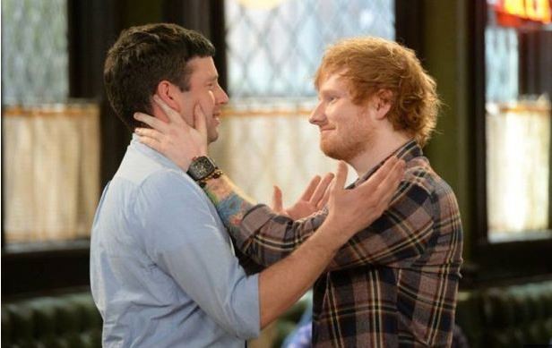 Ed Sheeran beija Brent Morin em programa de TV (Foto: Youtube / Reprodução)