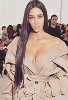 Kim Kardashian posa com superdecote e sem maquiagem