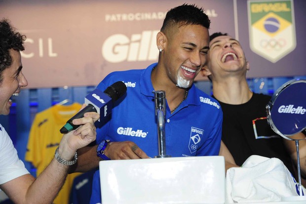 Neymar faz a barba em evento (Foto: Samuel Chaves/Brazil News)
