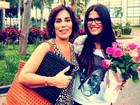 Antonia Morais ganha flores e posa com a mãe em 1º dia de gravação