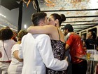 Claudia Raia troca beijos com o namorado em camarote em SP