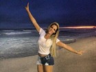 Denise Rocha posta foto de shortinho na praia