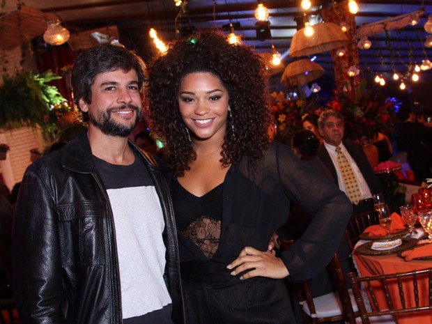Juliana Alves com o namorado, Ernani Nunes, em festa na Zona Norte do Rio (Foto: Anderson Borde/ Ag. News)