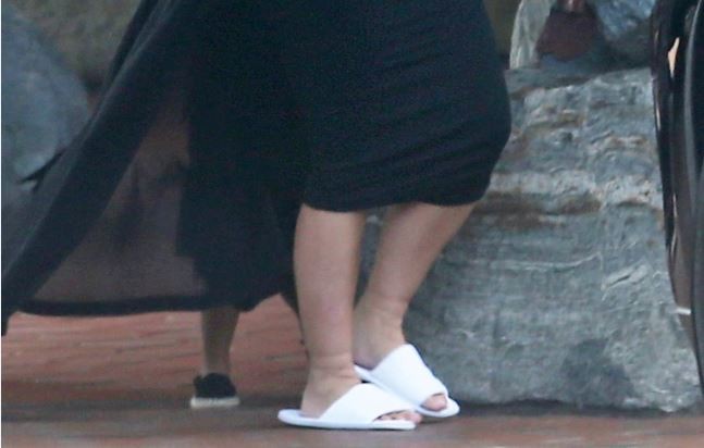 Kim Kardashian usa chinelo de hotel em San Diego, na Califórnia (Foto: AKM)