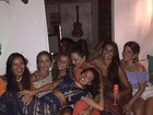 Isis Valverde se diverte com Luiza Brunet em Trancoso, na Bahia