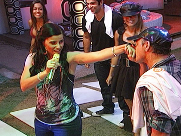 A cantora Nelly Furtado deu o ar da graça e mostrou o seu talento musical para Cadu, Dicesar, Dourado, Fernanda e Lia (Foto: Big Brother Brasil / Globo.com)