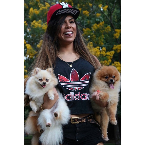 Priscila Rocha posa com seus cães (Foto: Reprodução/Arquivo Pessoal)