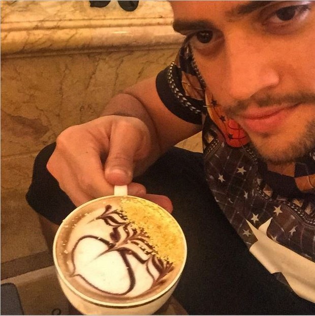Rodrigo Godoy toma cappuccino com ouro em lua de mel em Abu Dhabi (Foto: Reprodução / Instagram)
