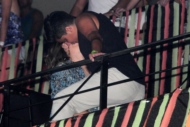 Thammy Miranda beija a namorada (Foto: Roberto Teixeira)