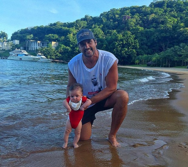 Leo Chaves leva o filho caçula à praia pela primeira vez (Foto: Reprodução/Instagram)