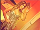 Decotada, Anamara faz selfie com vestido com estampa de onça