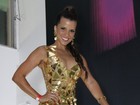 Renata Santos, de vestido curtinho, exibe as pernas em ensaio de carnaval