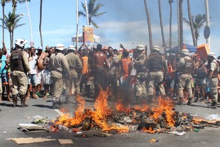 Protesto de ambulantes no circuito Barra Ondina (Foto:  Fábio Moreno/AgNews)