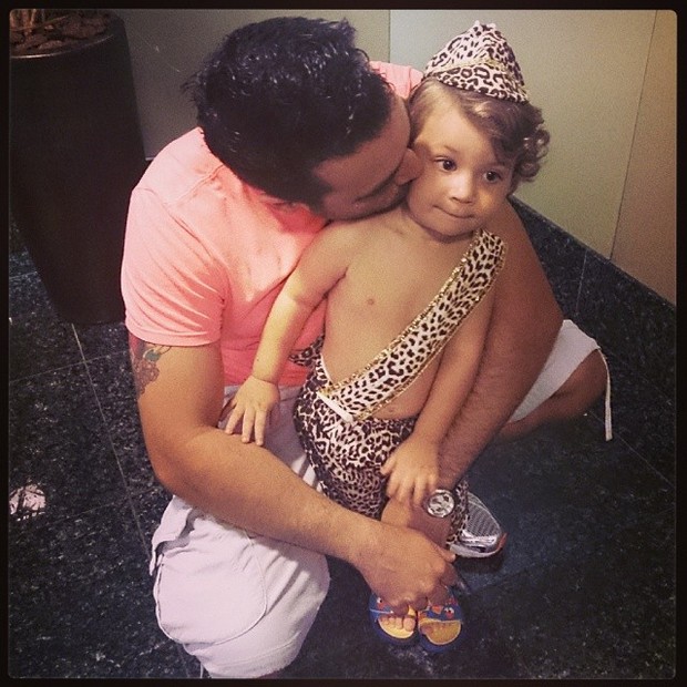 Marido de Priscila Pires com o filho (Foto: Instagram / Reprodução)