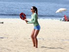 Letícia Wiermann, filha de Datena, aprende a jogar tênis de praia