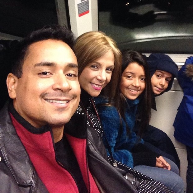 Carla Perez e Xandy andam de metrô em Paris (Foto: Instagram)