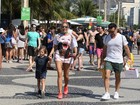 Adriane Galisteu e o marido levam o filho para conferir jogo de vôlei no Rio