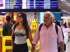 Antônio Fagundes embarca no aeroporto do Rio com a mulher