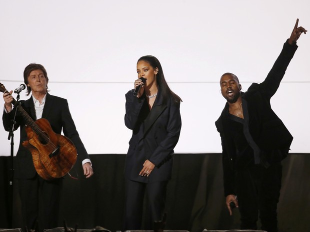Paul McCartney, Rihanna e Kanye West cantam FourFiveSeconds no Grammy (Foto: Lucy Nicholson/ Reuters)