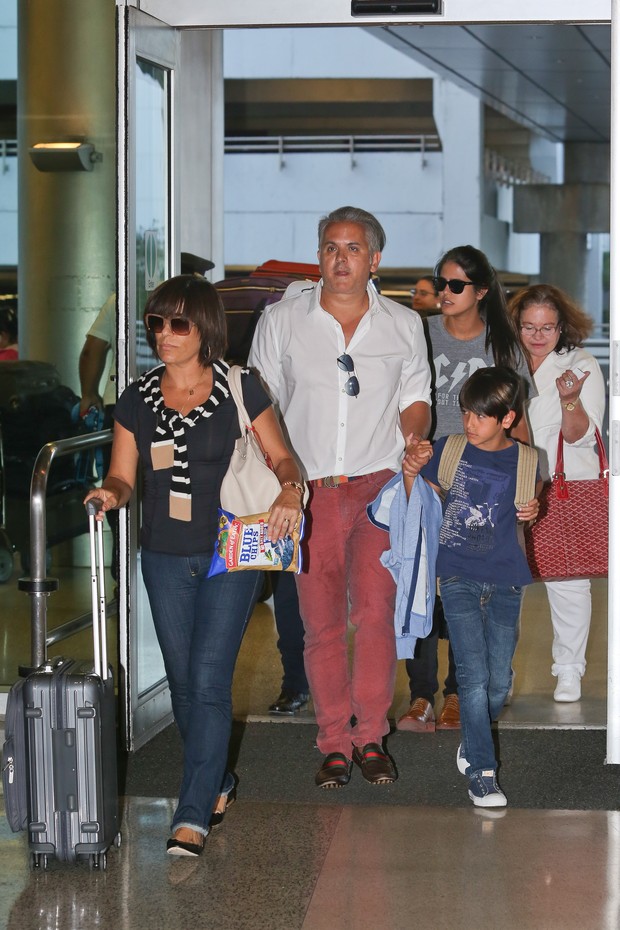 Glória Pires com o marido, Orlando Morais, e os filhos Antonia, Ana e Bento em aeroporto de Miami, nos Estados Unidos (Foto: AKM-GSI Brasil/ Splash News)