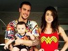 Jaque Khury posa com marido e filho vestidos de super-heróis