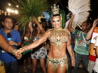 Scheila Carvalho se prepara para desfilar pela Mangueira, no Rio