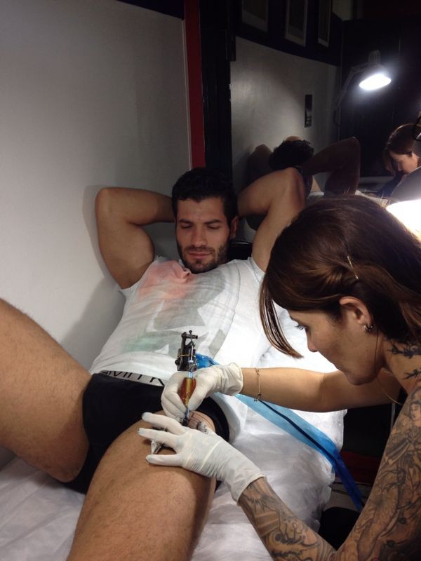 Roni, ex-bbb faz tatuagem (Foto: Divulgação)