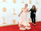 Atriz da série 'Modern family' quase cai no tapete vermelho do Emmy