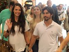 Camila Rodrigues vai às compras com o marido no Rio