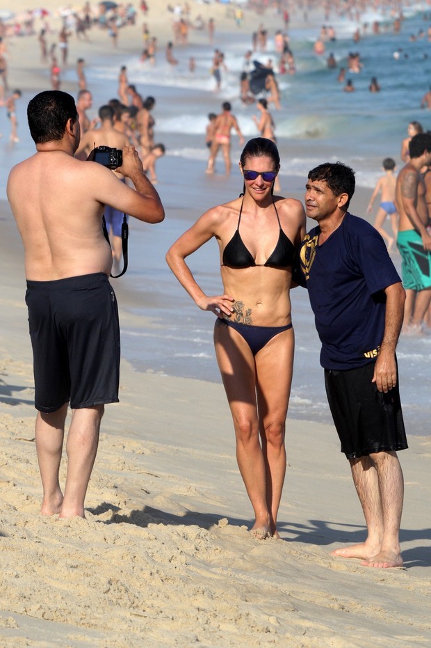 Fernanda Lima na praia (Foto: J. Humberto / AgNews)