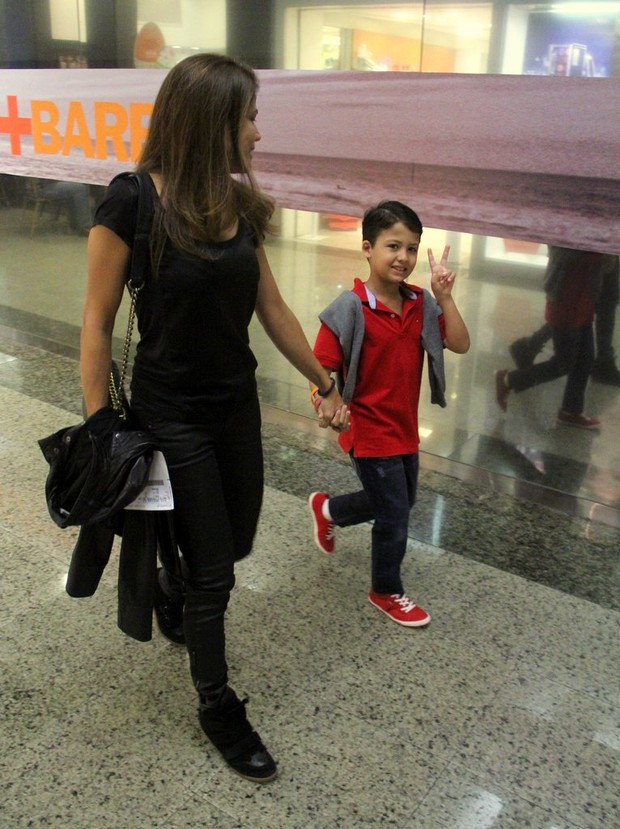 Nivea Stelmann e filho no shopping (Foto: Marcus Pavão/AgNews)