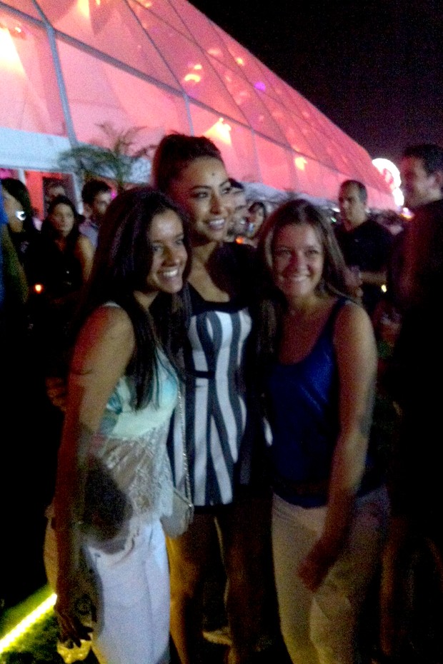 Sabrina Sato posa com fãs no Rock in Rio (Foto: EGO)