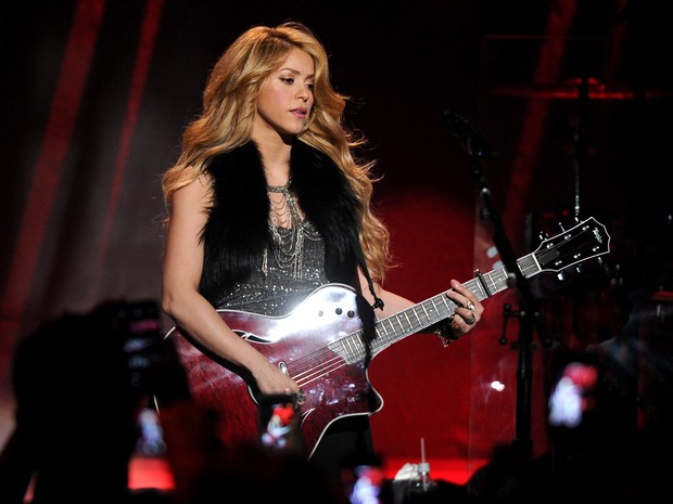 Shakira faz show em Burbank, em Los Angeles, nos Estados Unidos (Foto: Kevin Winter/ Getty Images)