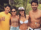 Flávia Viana exibe barriga tanquinho em foto com a família