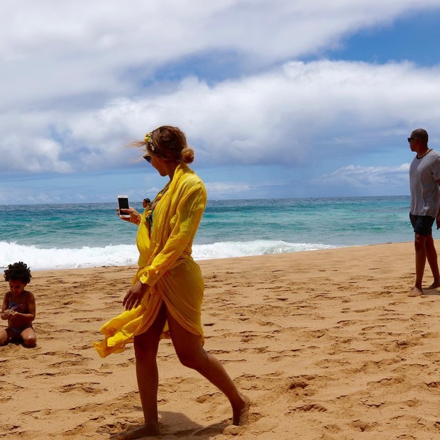 Beyonce curte praia com Blue Ivy e Jay-Z (Foto: Instagram / Reprodução)