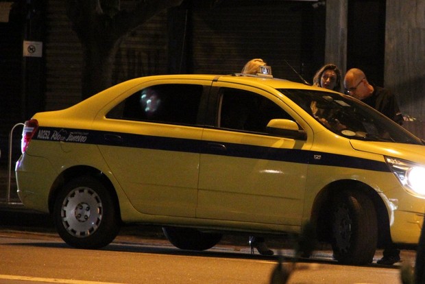 Amora Mautner e Paula Bulamarqui se envolvem em batida de carro com taxista no Leblon (Foto: Rodrigo dos Anjos / AgNews)