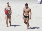 Yuri e a namorada jogam 'altinho' em praia do Rio