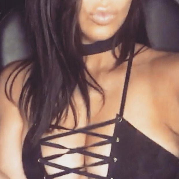 Kim Kardashian posa de look decotado (Foto: Instagram/ Reprodução)