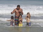 Vítor Belfort se diverte na praia com os três filhos
