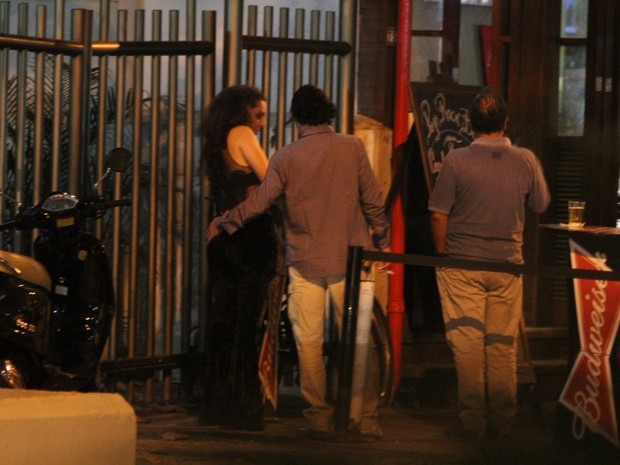 André Gonçalves com a noiva, Bianca Chami, em restaurante na Zona Sul do Rio (Foto: Rodrigo dos Anjos/ Ag. News)