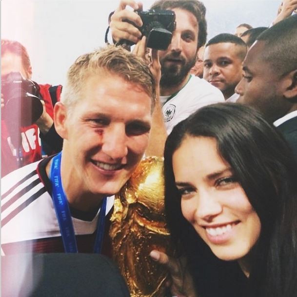 Adriana Lima e jogador da Alemanha, Bastian (Foto: Instagram / Reprodução)