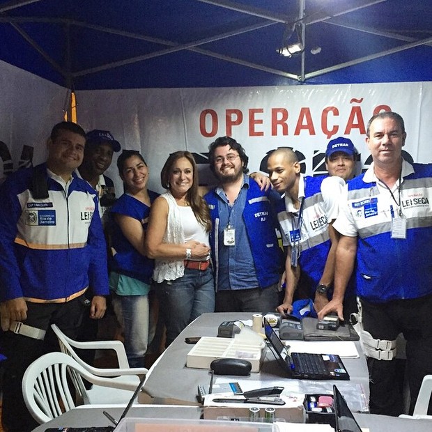 Susana Vieira posa com equipe da Lei Seca no Rio (Foto: Instagram/ Reprodução)