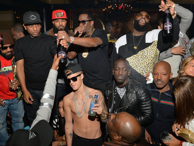Sean &#39;Diddy&#39; Combs e Justin Bieber com amgios em festa em Atlanta, nos Estados Unidos (Foto: Prince Williams/ Getty Images)