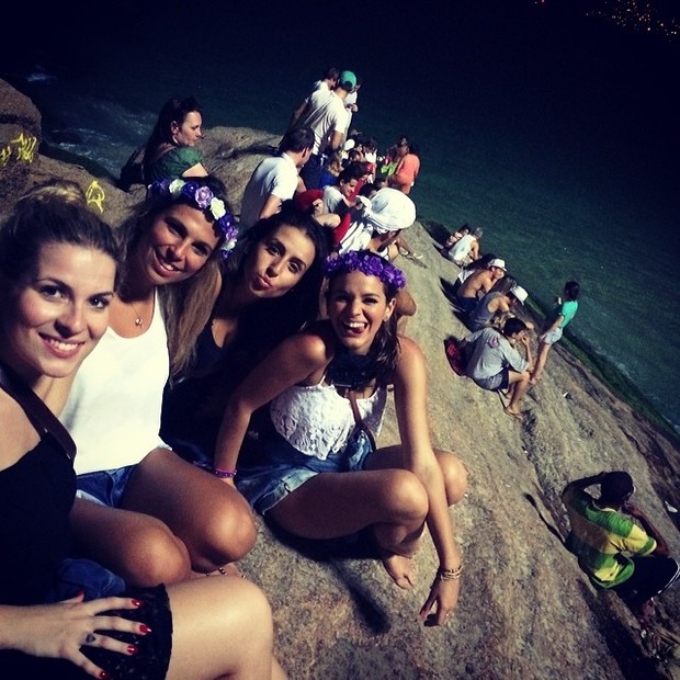Bruna Marquezine com amigas (Foto: Instagram / Reprodução)