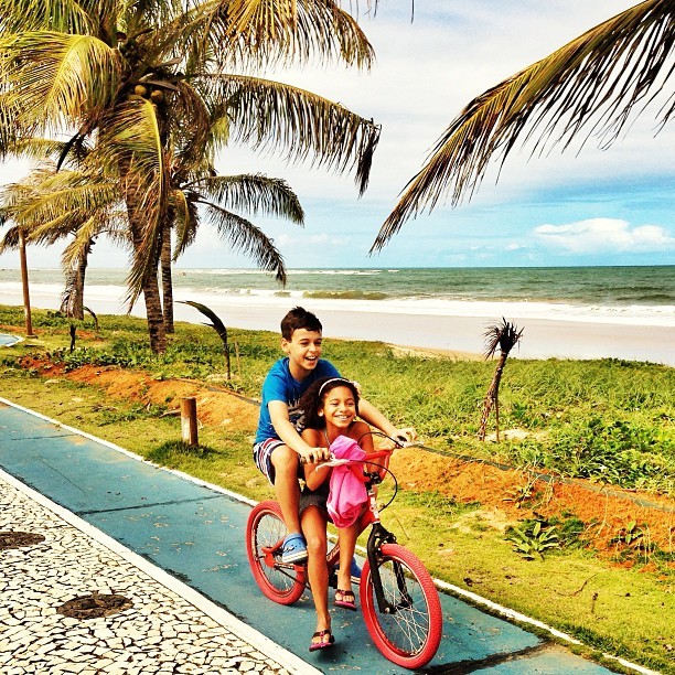 Carla Perez mostra filho com sobrinha na praia (Foto: Reprodução_Instagram)