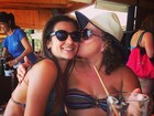 Mãe de Ronaldo mostra que é boa sogra e dá beijo em Paula Morais