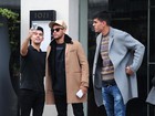 Neymar é clicado todo estiloso pelas ruas de Londres e posa com fã