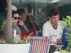 Danielle Winits almoça com o namorado no Rio
